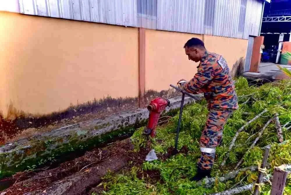 Anggota bomba melaksanakan pemeriksaan pili bomba. Foto: JBPM