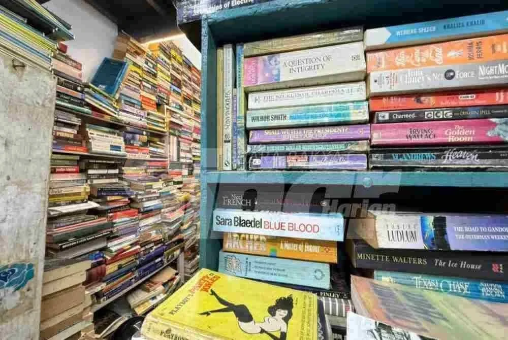 Pelbagai aneka genre buku terdapat di sini.