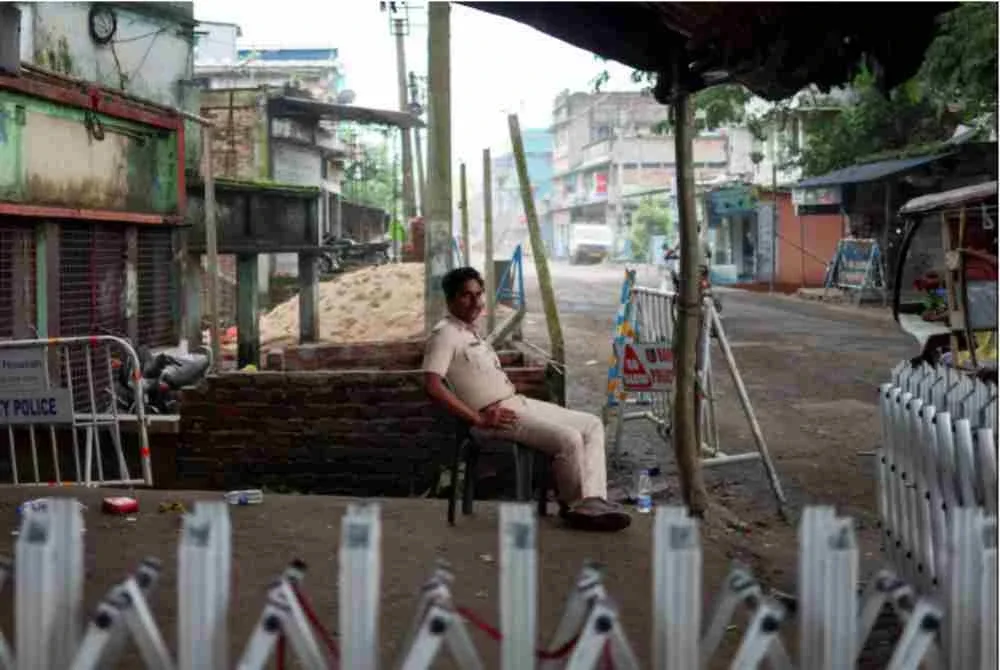 Seorang anggota polis berkawal di sebatang jalan selepas kes rogol dan pembunuhan seorang kanak-kanak perempuan berusia 11 tahun berlaku di sebuah bandar berhampiran Kolkata, Bengal Barat pada Sabtu lalu. Foto Reuters