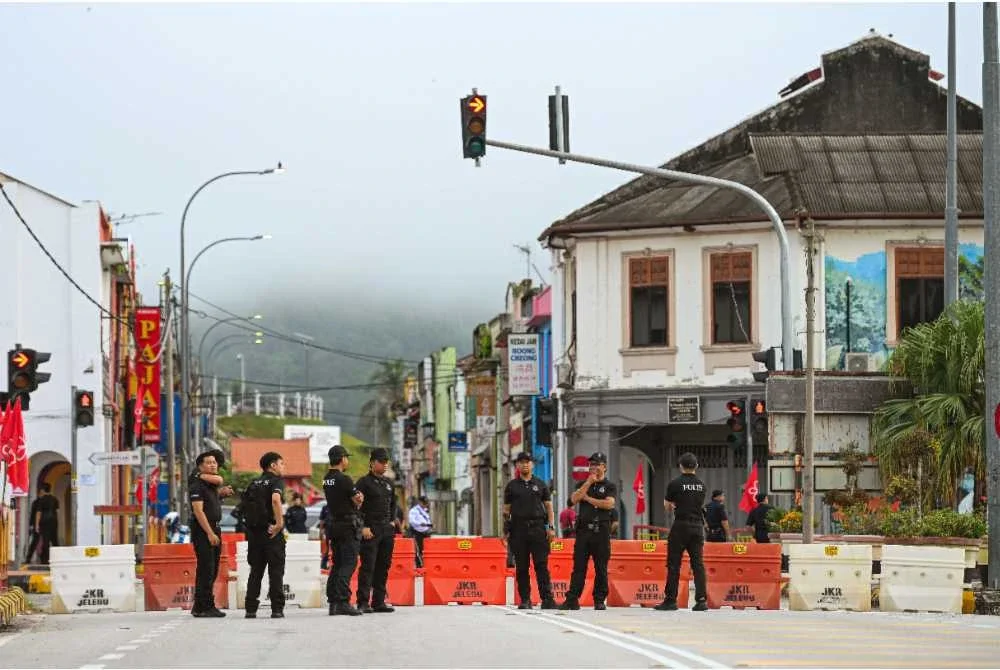 Suasana sekitar Dewan Besar Kuala Klawang, Jelebu yang menjadi Pusat Penamaan Calon (PPC) bagi DUN Chennah, Pertang, Klawang dan Sungai Lui. Foto Bernama