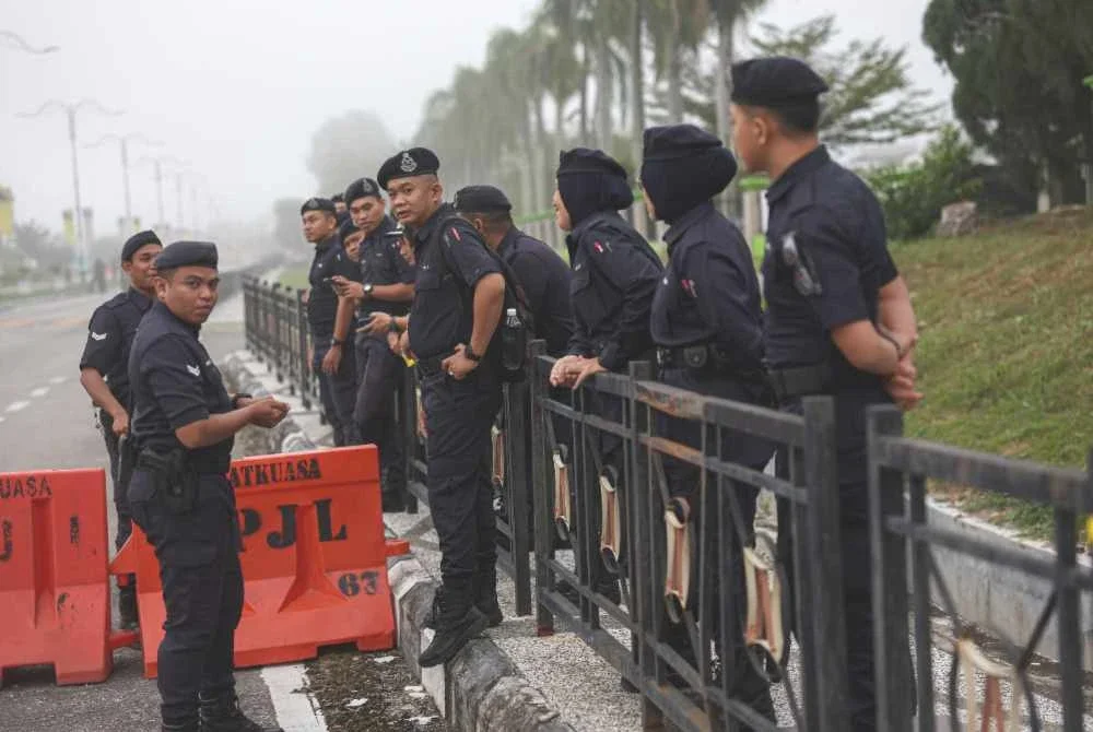 Anggota polis mula bertugas mengawal lokasi-lokasi perhimpunan parti politik sebelum penyokong dan calon bergerak ke pusat penamaan calon di Dewan Besar Pejabat Daerah dan Tanah (PDT) Jempol pada Sabtu. Foto Bernama