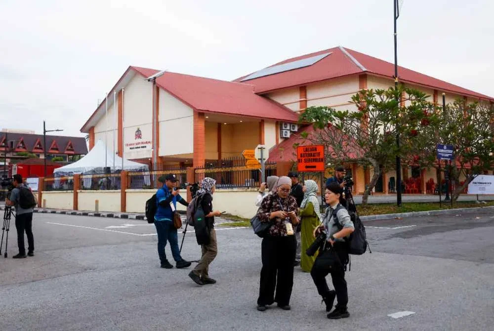 Suasana di sekitar Pusat Penamaan Calon di Dewan Seri Rembau masih tenang sekitar jam 6.30 pagi Sabtu. Foto Bernama