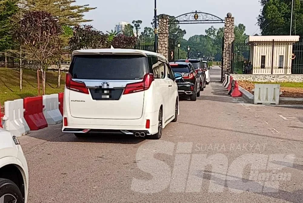 Kenderaan membawa bakal Exco memasuki Istana Bukit Serene.