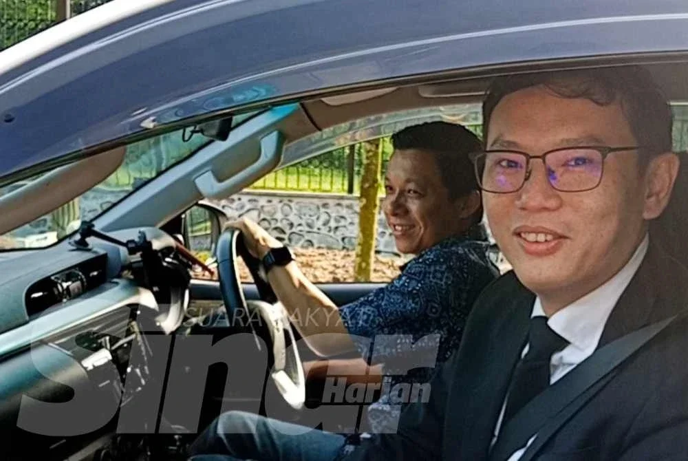 Ting Han disapa petugas media sebelum memasuki Istana Bukit Serene pada pagi Sabtu.