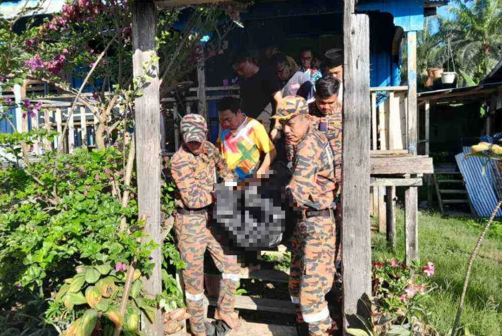 Mayat mangsa dibaham buaya dibawa ke rumah sebelum diserahkan kepada pihak polis.