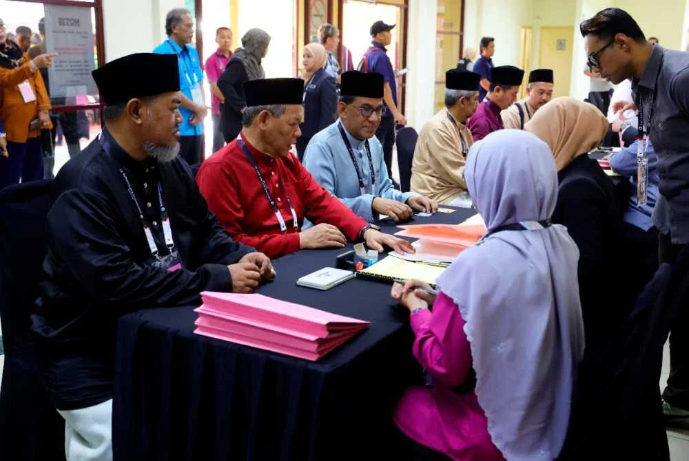 Calon Pakatan Harapan, Datuk Seri Aminuddin Harun menjalani proses penamaan calon bagi kerusi Dewan Undangan Negeri (DUN) N 32 Linggi sempena PRN Negeri Sembilan ke-16 di Kompleks Pentadbiran Daerah Port Dickson pada Sabtu. Foto Bernama