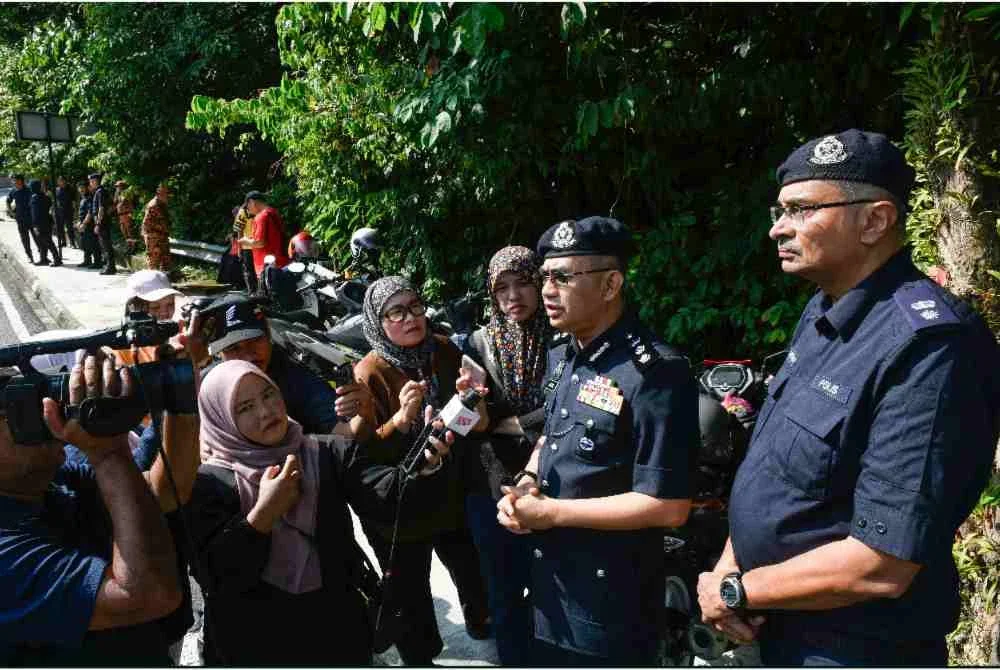 Ketua Polis Daerah Barat Daya ACP Anuwal Ab Wahab (dua, kanan) mengadakan sidang media berhubung operasi mencari dan menyelamat (SAR) bagi mengesan Shahir Zainul, 45, yang dilaporkan hilang selepas keluar dari rumahnya di Persiaran Mayang Pasir 2, Bayan Baru, dekat sini pada 10 Jun lepas. Foto Bernama