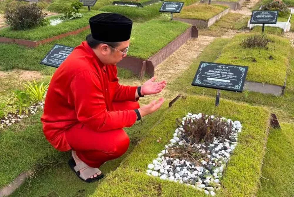 Ahmad Shahir menziarahi pusara Allahyarham isterinya sebelum hadir ke pusat penamaan calon di Rembau pada Sabtu.