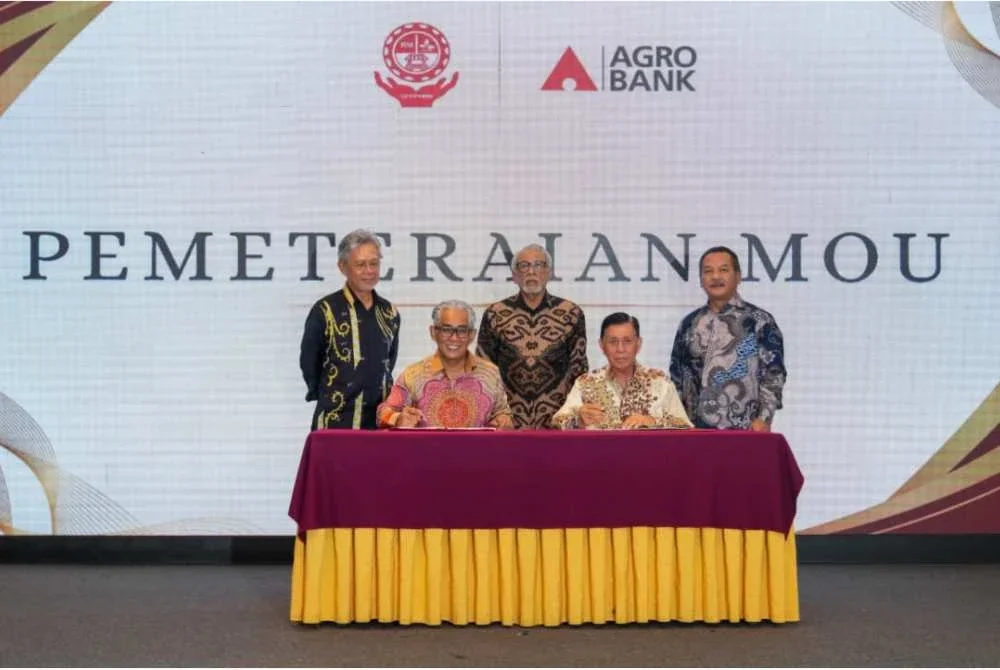 Ahmad Badli Shah (duduk dari kiri) ketika Majlis Menandatangani Memorandum Persefahaman (MoU) antara Agrobank dan Gabungan Persatuan Penjaja dan Peniaga Kecil Melayu Malaysia (GPPPKMM) di sini pada Jumaat.