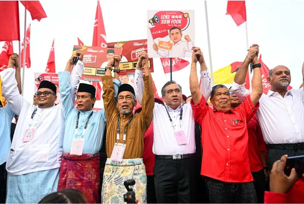 Calon PH bagi DUN Chennah, Anthony (tiga, kanan); Pertang, Mohd Umry Abdul Khois (kiri); Sungai Lui, Zainal Fikri Abd Kadir (dua, kiri) dan Klawang, Bakri Sawir (tiga, kiri), berarak diiringi Gobind (kanan) dan Mohamad Sabu, bersama penyokong menuju ke Pusat Penamaan Calon Dewan Besar Kuala Klawang.
