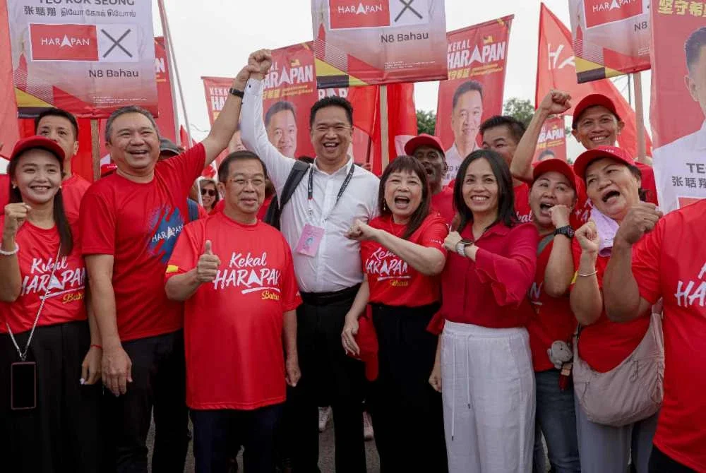 Nie Ching (enam, kiri), mengiringi empat calon PH bagi kerusi DUN Serting, Jeram Padang, Palong dan Bahau ke pusat penamaan calon di Dewan Besar Pejabat Daerah dan Tanah (PDT) Jempol. Foto Bernama