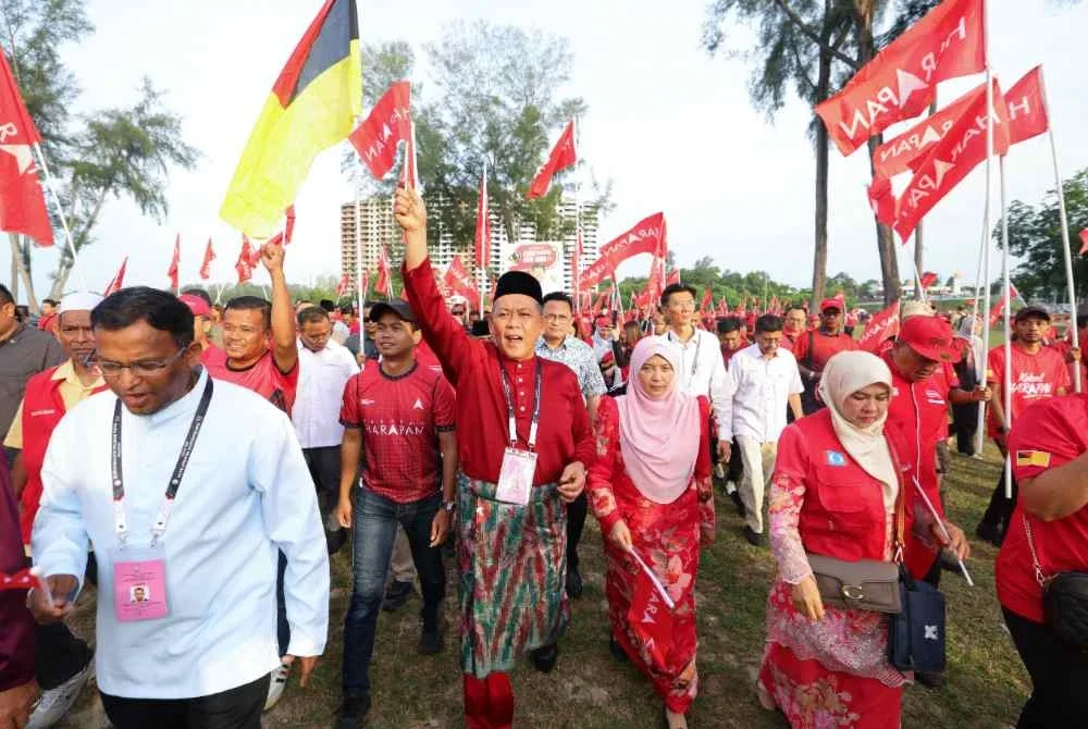 Aminuddin (tengah) tiba untuk proses penamaan calon bagi DUN Linggi. Foto Bernama