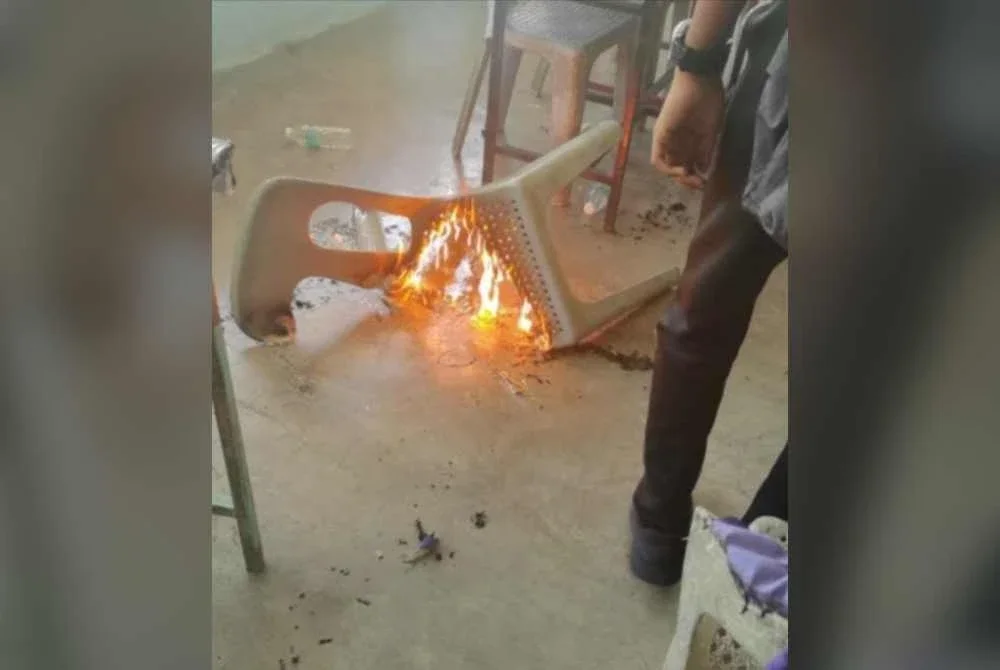 Pengawas terbabit terhidu bau asap sebelum membuat pemeriksaan di sebuah kelas dan mendapati sebuah kerusi plastik terbakar. Foto Facebook Mohd Fadli Salleh