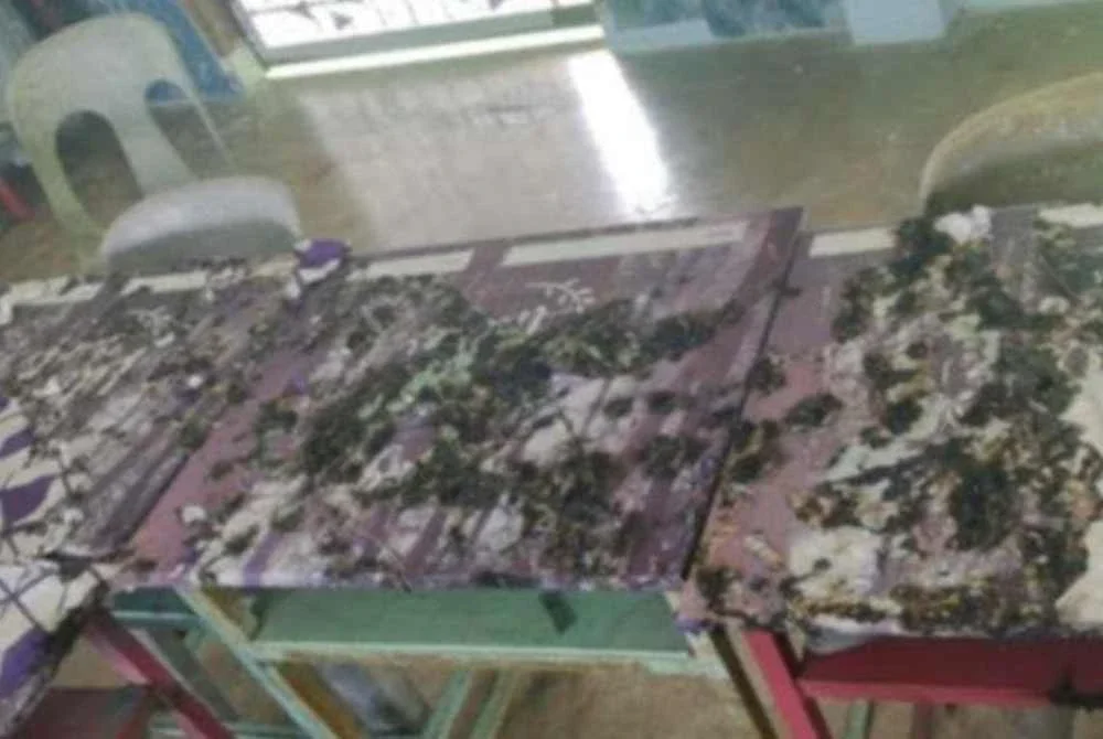 Keadaan meja yang ditemukan terbakar di dalam sebuah kelas di Kampar. Foto Facebook Mohd Fadli Salleh