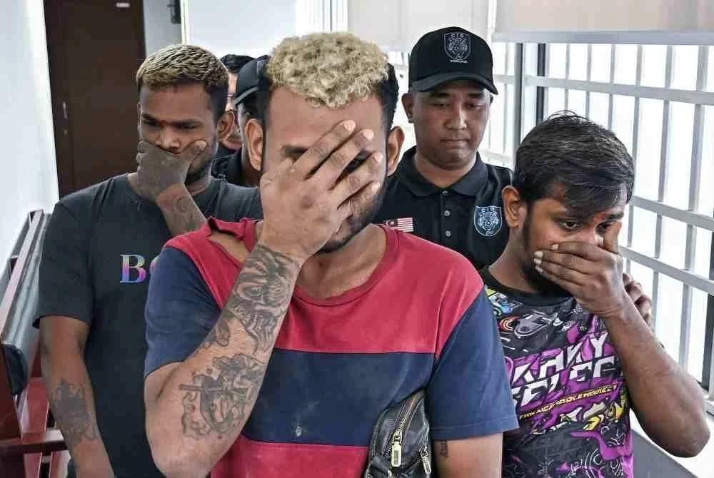 Tiga lelaki didakwa di Mahkamah Sesyen di sini pada Jumaat atas pertuduhan melakukan rompakan berkumpulan menggunakan senjata parang di sebuah kedai runcit, Mei lepas. Foto Bernama