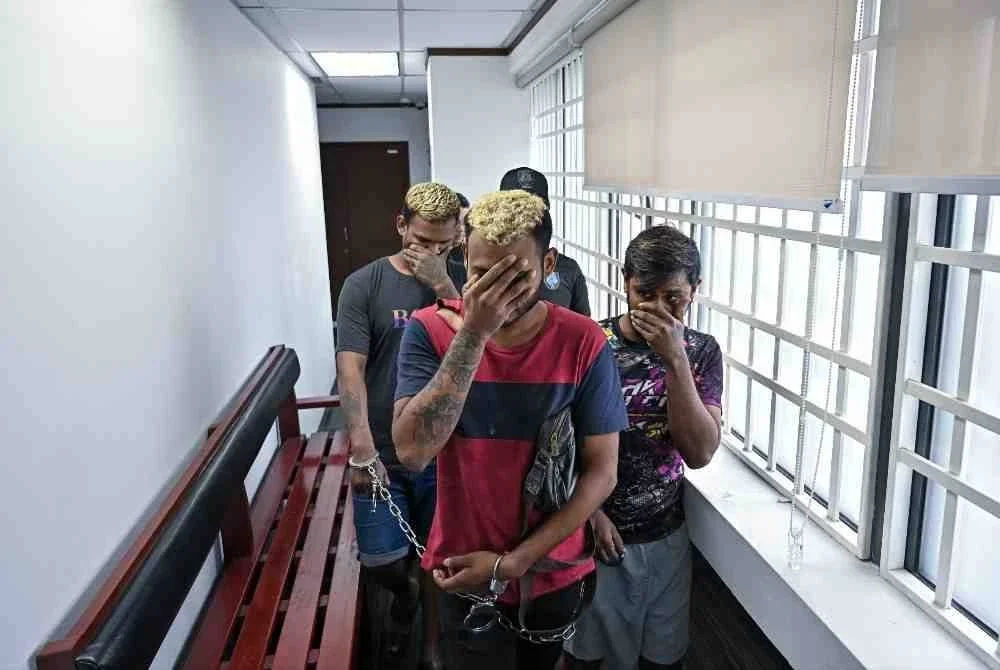 Tiga lelaki didakwa di Mahkamah Sesyen atas pertuduhan melakukan rompakan berkumpulan menggunakan parang di sebuah kedai runcit, pada Mei lepas. Foto Bernama
S. Barani Tharan, 33, Yuvaneswara, 30, dan M. Suntaresswaran, 28, bagaimanapun mengaku tidak bersalah selepas pertuduhan dibacakan di hadapan Hakim Ainul Shahrin Mohamad. Foto Bernama