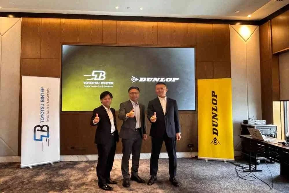 Pengarah Toyotsu Binter Automotive Parts Pte. Ltd., Yuji Kimura (dari,kiri), Pengarah Urusan Toyotsu Binter Malaysia Sdn. Bhd., Marcus Lim; dan Pengarah Urusan Sumitomo Rubber Asia (Tyre) Pte. Ltd., Takehiko Asai.