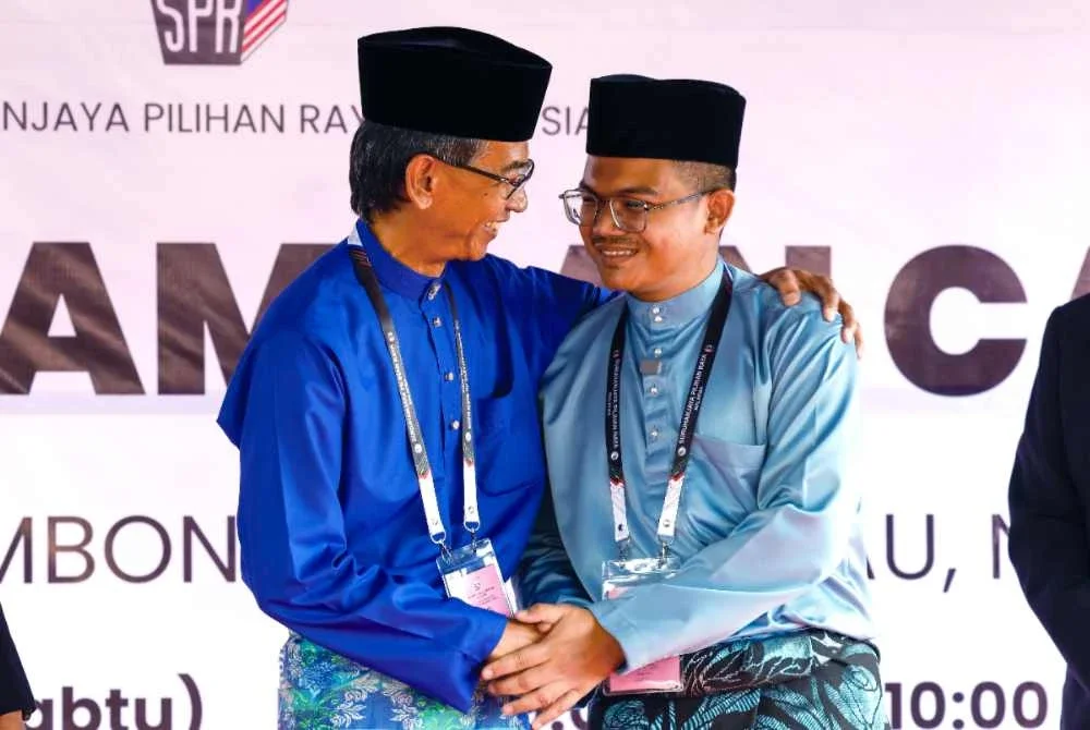 Penyandang DUN Chembong yang juga calon BN, Zaifulbahri akan berdepan calon PH, Danish Nazran, bergambar bersama selepas pengumuman calon di Pusat Penamaan Calon Dewan Seri Rembau. Foto Bernama