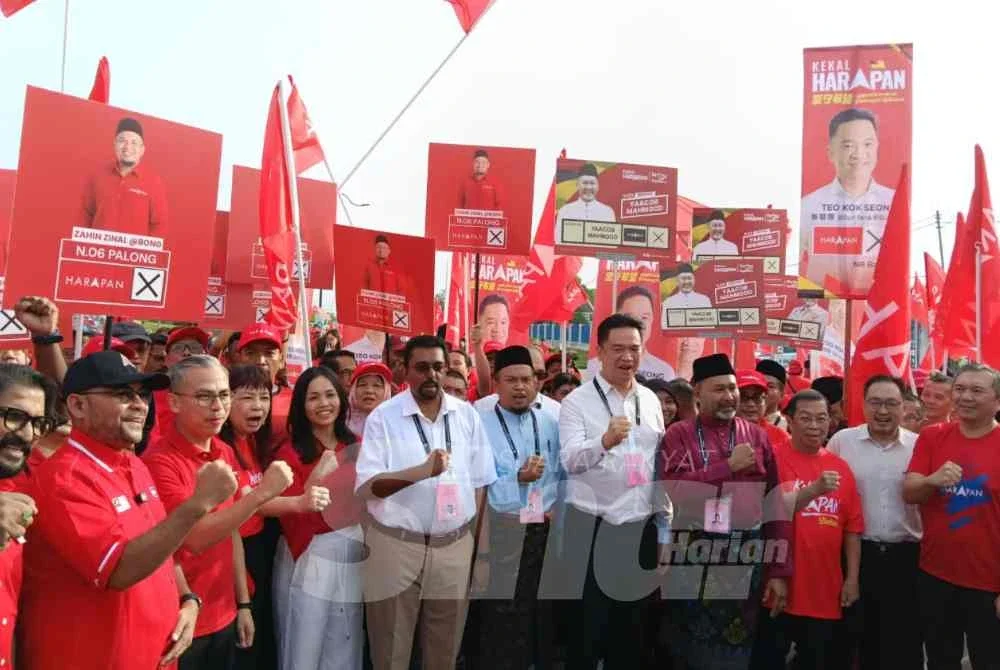 Fahmi turut hadir mengiringi empat calon PH ke pusat penamaan calon di Dewan Besar Pejabat Daerah dan Tanah Jempol pada Sabtu.