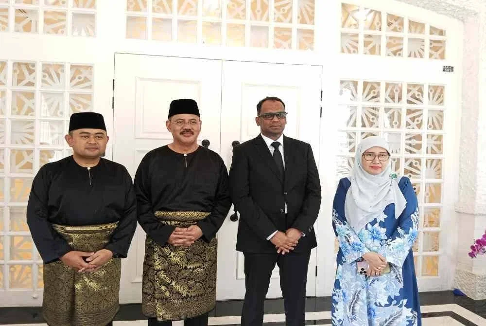 Dari kanan, Muhammad Naqib, Md Israk, Pannir Selvam dan Hasrunizah.