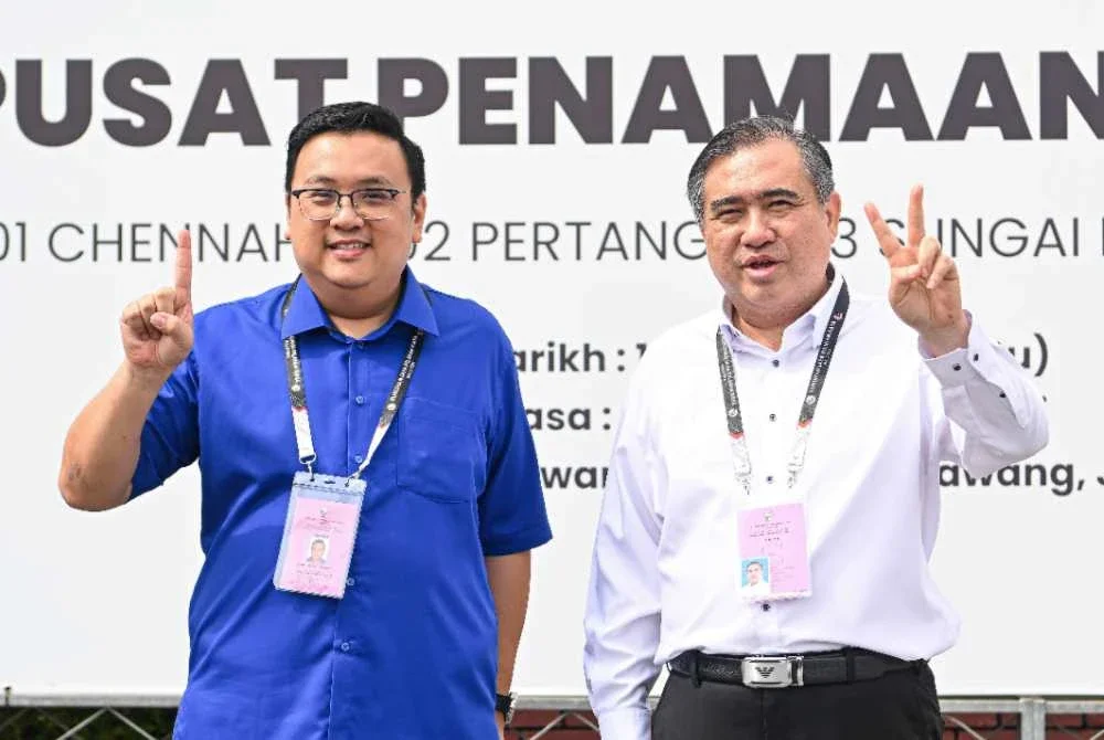 Anthony (kanan) bersama pencabarnya, Siow Kong Choon mewakili Barisan Nasional menunjukkan nombor giliran pada proses penamaan calon di Pusat Penamaan Calon Dewan Besar Kuala Klawang Jelebu, Sabtu. Foto Bernama