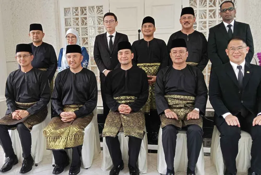 Onn Hafiz (tengah) bersama barisan Exco baharu.
