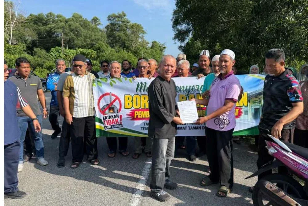 Penduduk menyerahkan surat bantahan berhubung pembinaan pusat krematorium atau pembakaran mayat di Bukit Kuang, Kemaman.