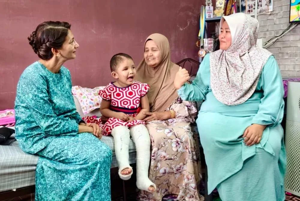 Che Puan Muda Zaheeda (kiri) bertanya mengenai Aulia kepada Siti Nur Atiqah (kanan) ketika berkenan menziarahinya di Bertam, Kepala Batas.