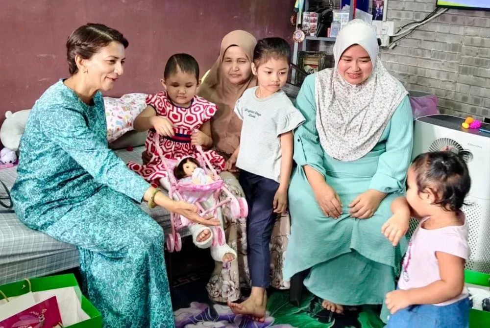 Che Puan Muda Zaheeda (kanan) meluangkan masa ketika berkenan menziarahi Aulia pada Sabtu.
