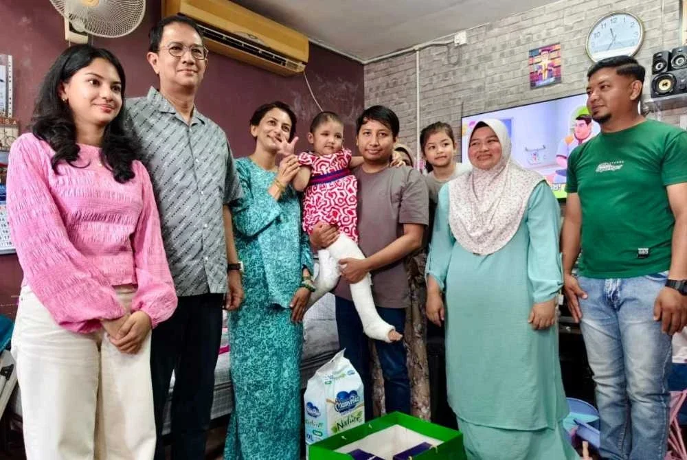 Aulia (tengah) menerima kunjungan Tengku Sarafudin (dua dari kiri) dan keluarga di rumah ibu saudaranya di Bertam, Kepala Batas.
