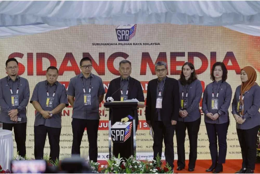 Ramlan (empat dari kiri) ketika sidang media pada penamaan calon sempena PRN Negeri Sembilan ke-16 di Wisma Persekutuan Seremban pada Sabtu.