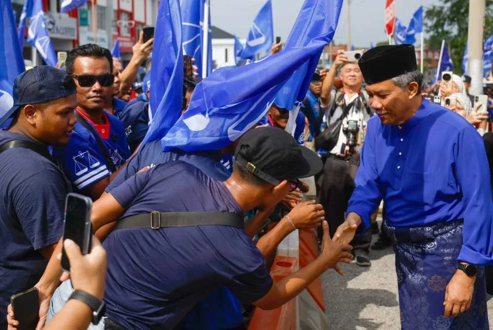 Mohamad bersalaman dengan penyokong selepas pengumuman calon di Pusat Penamaan Calon Dewan Seri Rembau pada Sabtu. Foto Bernama