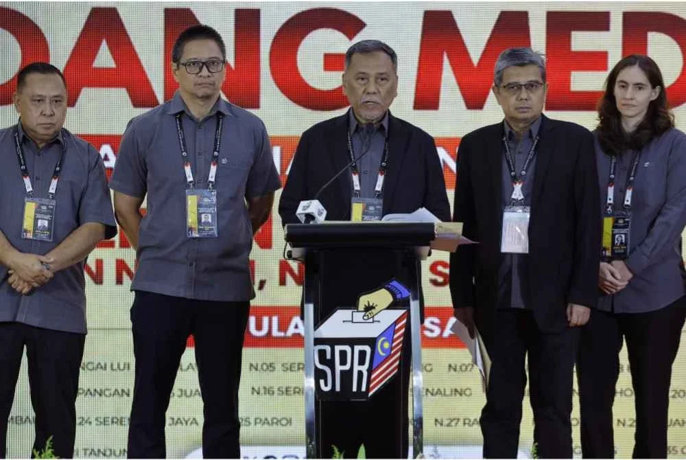 Pengerusi SPR, Datuk Seri Ramlan Harun (tengah) ketika sidang media pada penamaan calon sempena PRN Negeri Sembilan ke-16 di Wisma Persekutuan Seremban pada Sabtu. Foto Bernama