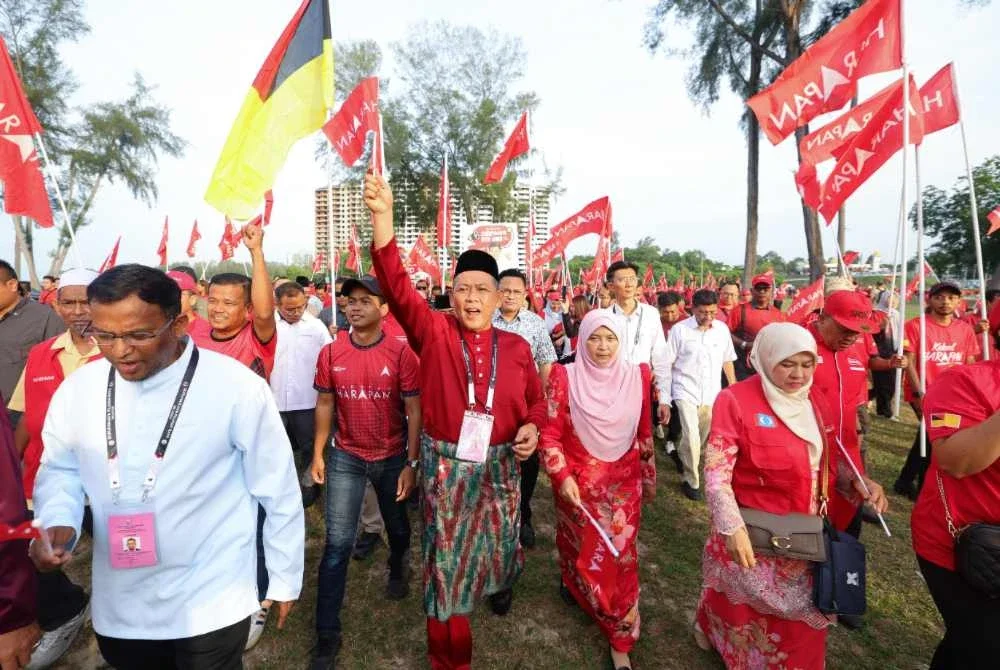 Aminuddin (tengah) ketika tiba untuk proses penamaan calon bag DUN Linggi di Kompleks Pentadbiran Daerah Port Dickson pada Sabtu. Foto Bernama