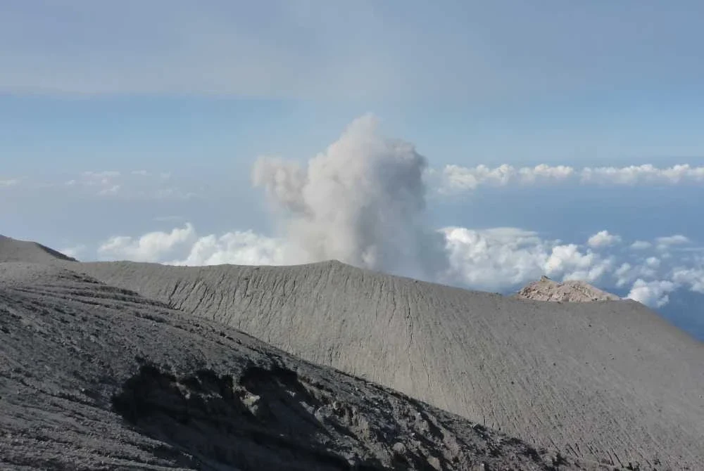 Gunung Semeru di Indonesia meletus tiga kali pada pagi Sabtu. 