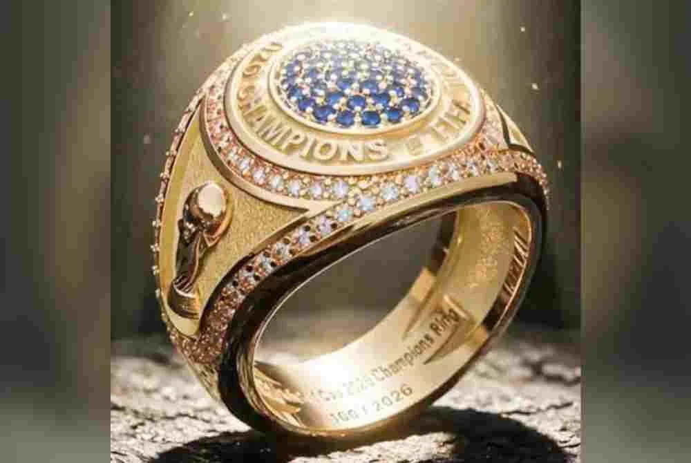 Setiap cincin menampilkan ukiran trofi Piala Dunia FIFA.