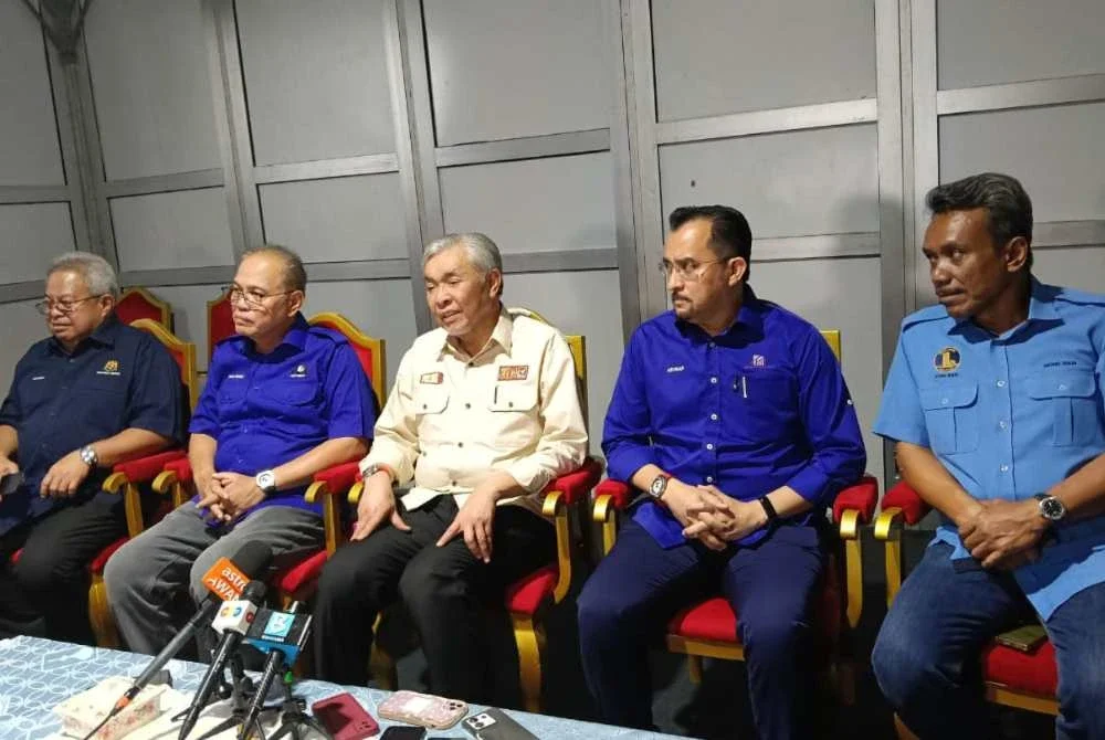 Ahmad Zahid (duduk dari tengah) dalam sidang akhbar selepas selesai merasmikan Program GEMA @ KKDW peringkat Negeri Sembilan 2026 di Felda Palong 8 pada Sabtu.