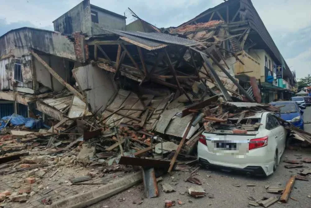 Sebuah bangunan rumah kedai runtuh dan menghempap dua kenderaan di Kota Laksamana.