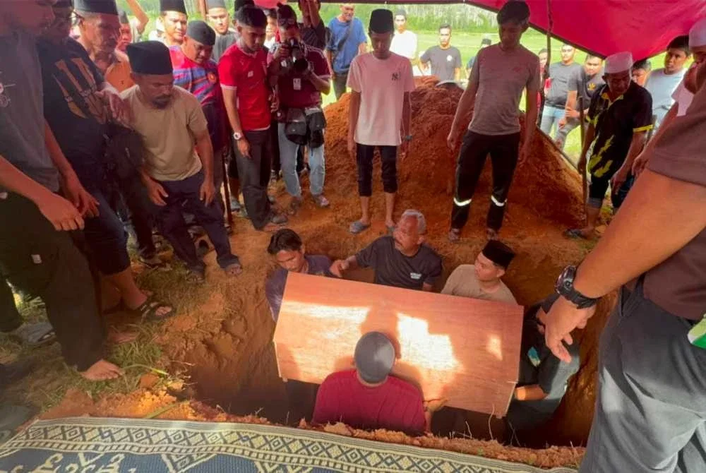 Dua mangsa tragedi kepala air di pusat peranginan Sungai Sedim, Kulim selamat disemadikan dalam satu liang lahad di Tanah Perkuburan Islam Kampung Palas, Jitra pada petang Sabtu. Foto: Team Bantuan Sungai Petani