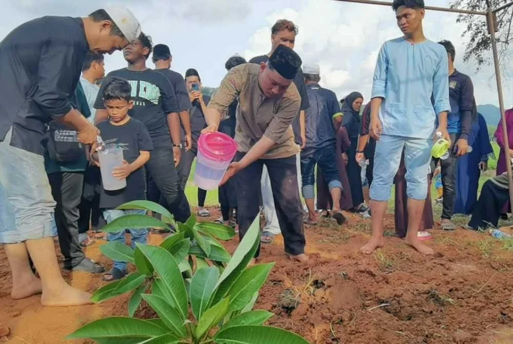 Ahli keluarga, sahabat handai dan penduduk setempat hadir memberikan penghormatan terakhir kepada kedua-dua mangsa.
