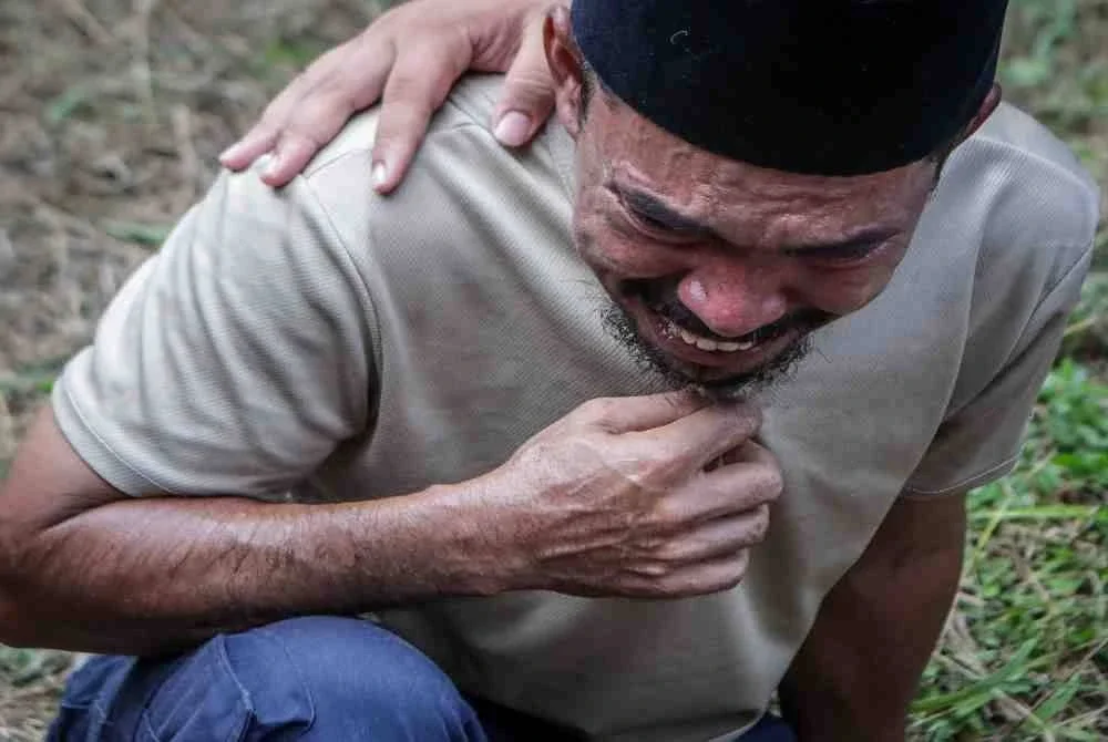 Ahli keluarga menghadiri pengebumian jenazah Nur Atikah Abdullah, 28, dan sepupunya Muhammad Aariz Daniel, 3, yang terkorban dalam kejadian fenomena kepala air di Sungai Sedim, Kulim, semalam, di Tanah Perkuburan Islam Kampung Palas, Kangar, hari ini. Foto Bernama