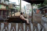 Seorang anggota polis berkawal di sebatang jalan selepas kes rogol dan pembunuhan seorang kanak-kanak perempuan berusia 11 tahun berlaku di sebuah bandar berhampiran Kolkata, Bengal Barat pada Sabtu lalu. Foto Reuters