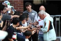 Deschamps (kanan) menandatangani autograf ketika skuad Les Bleus meninggalkan hotel di Boston untuk menuju ke Miami menjelang aksi penentuan tempat ketiga Piala Dunia 2026 menentang England.