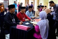 Calon Pakatan Harapan, Datuk Seri Aminuddin Harun menjalani proses penamaan calon bagi kerusi Dewan Undangan Negeri (DUN) N 32 Linggi sempena PRN Negeri Sembilan ke-16 di Kompleks Pentadbiran Daerah Port Dickson pada Sabtu. Foto Bernama