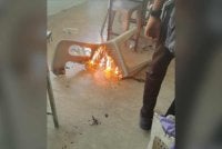 Pengawas terbabit terhidu bau asap sebelum membuat pemeriksaan di sebuah kelas dan mendapati sebuah kerusi plastik terbakar. Foto Facebook Mohd Fadli Salleh