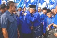 Ahmad Zahid memeluk Mohamad sebagai tanda sokongan sebelum memasuki Pusat Penamaan Calon bagi PRN Negeri Sembilan ke-16 di Dewan Seri Rembau. Foto Bernama
