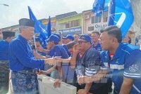 Mohamad bersalaman dengan penyokong selepas selesai penamaan calon di Dewan Seri Rembau pada Sabtu.