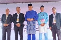 Calon PH, Dr Azizul Hakim Mahdi (dua dari kanan) dan Timbalan Pengerusi BN merangkap Timbalan Presiden UMNO, Datuk Seri Mohamad Hasan (tiga dari kiri) ketika diumumkan sebagai calon satu lawan satu di DUN Rantau selepas proses penamaan calon di Dewan Seri Rembau pada Sabtu.