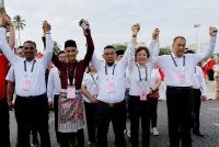 Meow Kong (kanan) bersama beberapa calon PH hadir ke pusat penamaan calon di Dewan Serbaguna Majlis Bandaraya Seremban pada Sabtu. Foto Bernama
