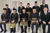 Onn Hafiz (tengah) bersama barisan Exco baharu.